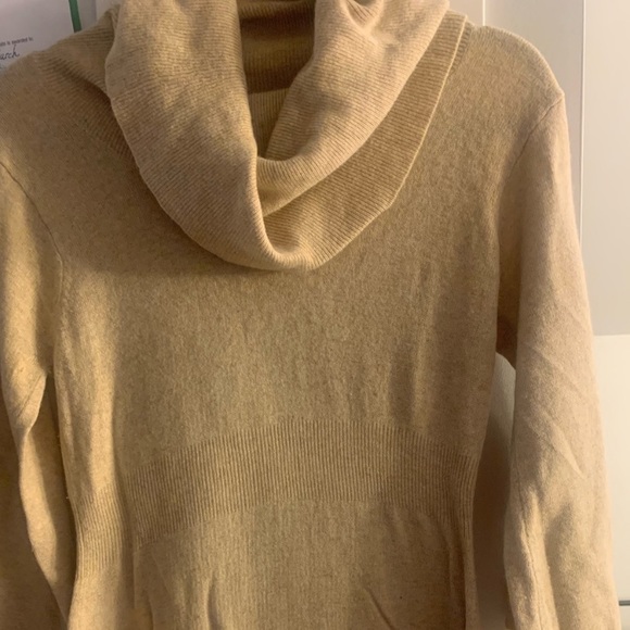 Clearance BUNDLE OF 4 two turtlenecks and two sweaters 
SIZE XS
GREAT CONDITION - Picture 10 of 12